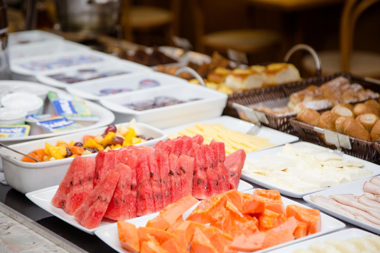 Windsor Marapendi Hotel Rio de Janeiro Eksteriør bilde A buffet of fruit